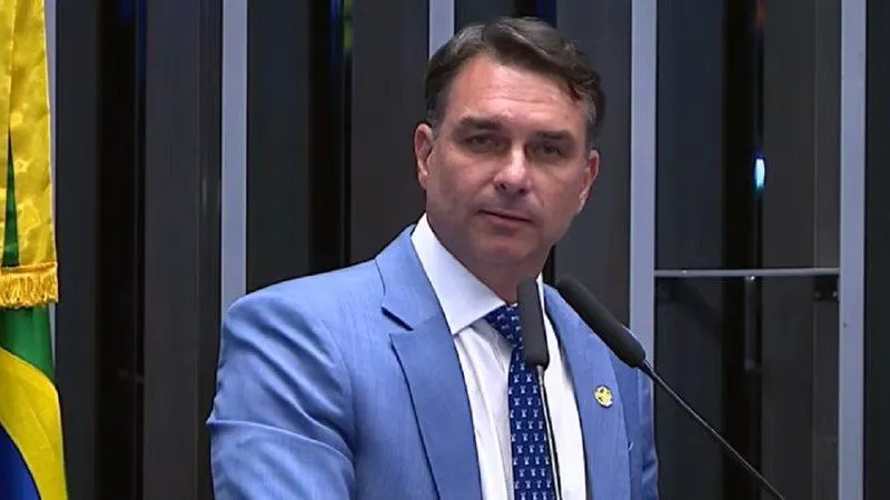 Flávio Bolsonaro teria deixado o Brasil após ordem para entregar passaportes; paradeiro ainda não está confirmado