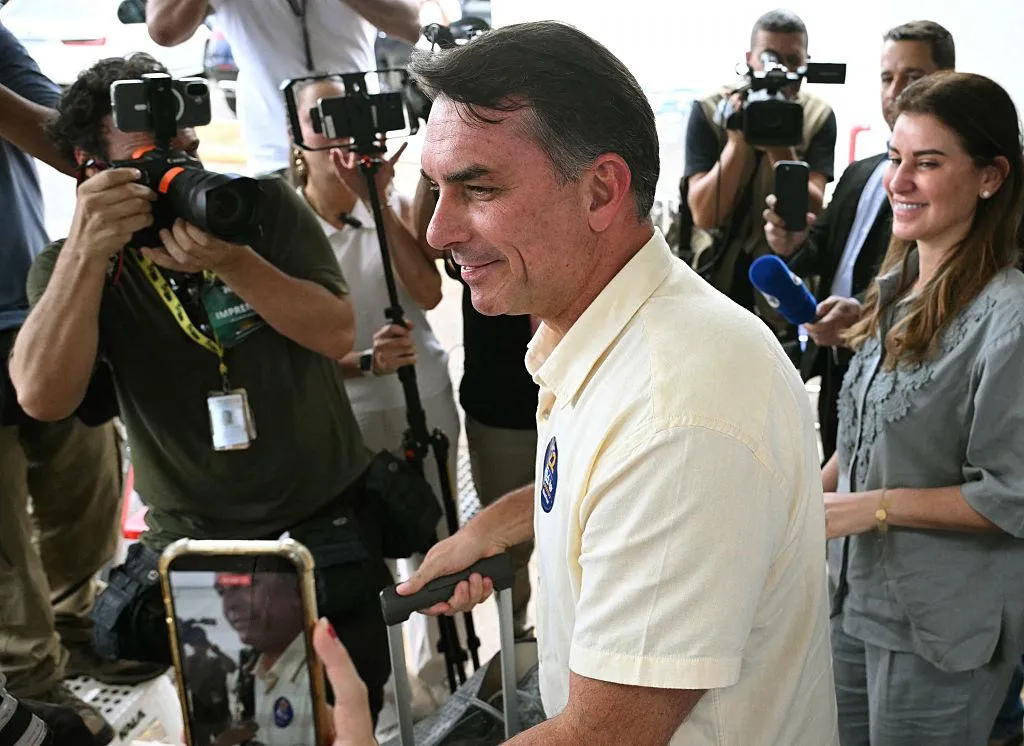 Após deixar o Brasil, Flávio Bolsonaro agradece a Trump e Milei e se declara líder do Brasil