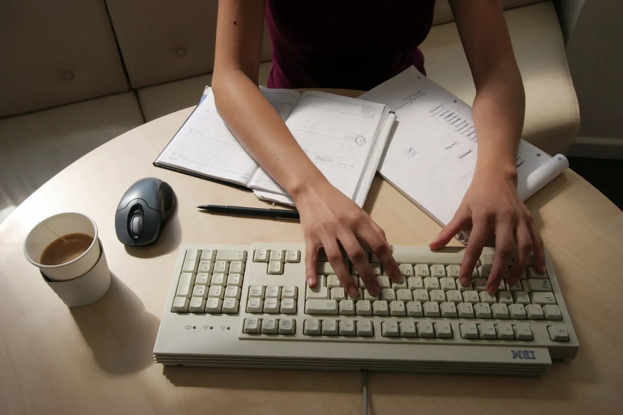 O limite humano das oito horas: estamos trabalhando ou apenas cumprindo expediente?